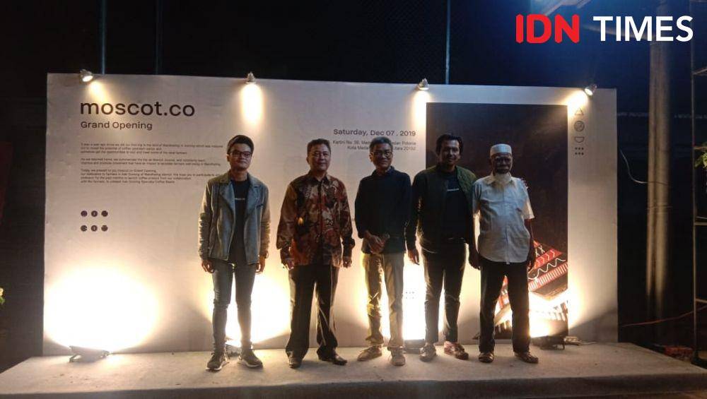 Foto bersama dengan para founder, petani, dan perwakilan Gubsu, sebelah kanan pertama Petani dari ladang Aek Gorsing Mandailing, sebelah kanan ke dua salah satu founder Moscot.co Deny Bahroeny (IDN Times/Indah Permata Sari)