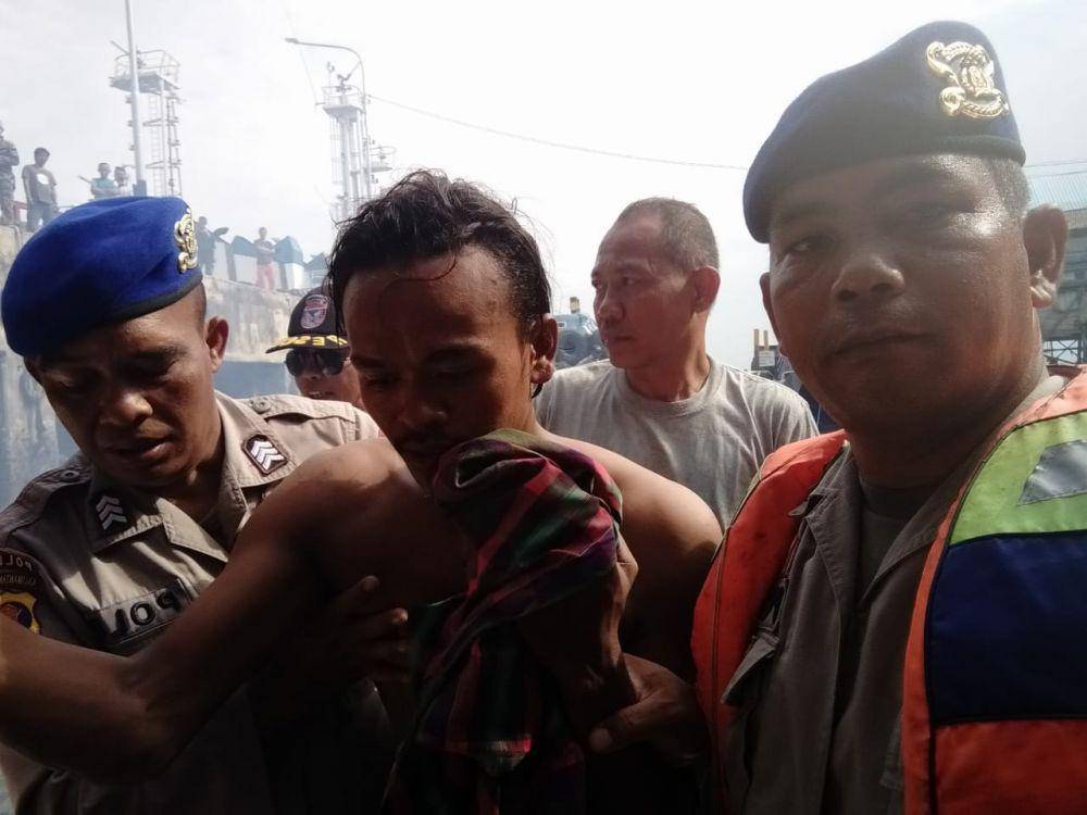 Saldi (tengah) ditemukan selamat setelah terjun bebas ke laut pada Minggu (8/12) sore. Sumber: Basarnas Balikpapan