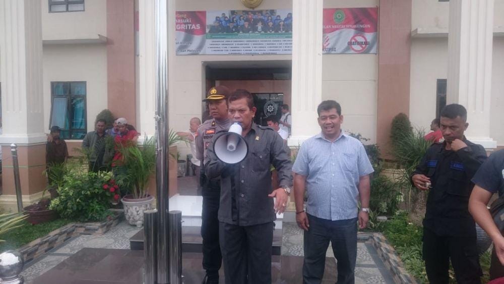 Warga Sihaporas menolak perwakilan dari Pengadilan Negeri Simalungun (Dok. IDN Times)