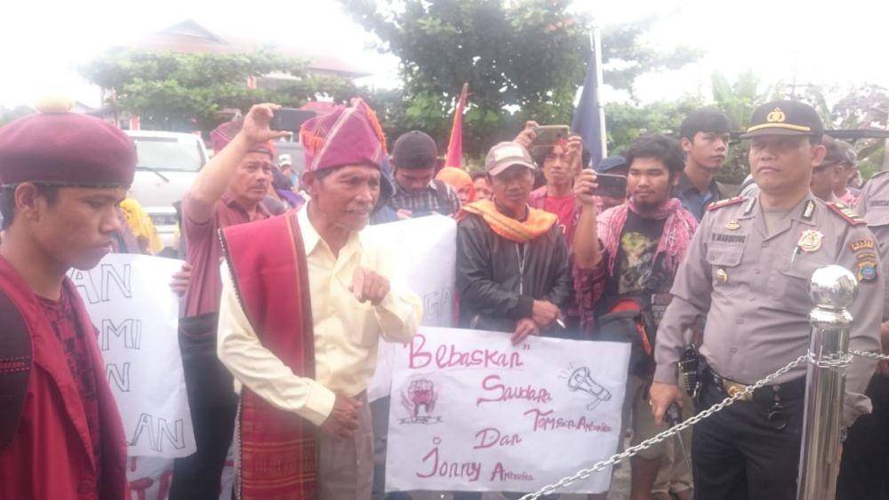 Warga Sihaporas Unjuk Rasa di Pengadilan Negeri Simalungun (Dok. IDN Times)
