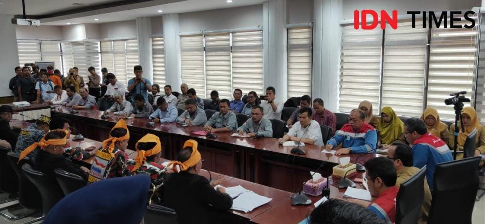 Perwakilan Ormas dengan Manajemen Pertamina dimediasi oleh Pemkot Balikpapan (9/12). Ormas memprotes Pertamina karena tidak transparan dalam perekrutan pekerja lokal dalam proyek RDMP ( IDN Times/Maulana)