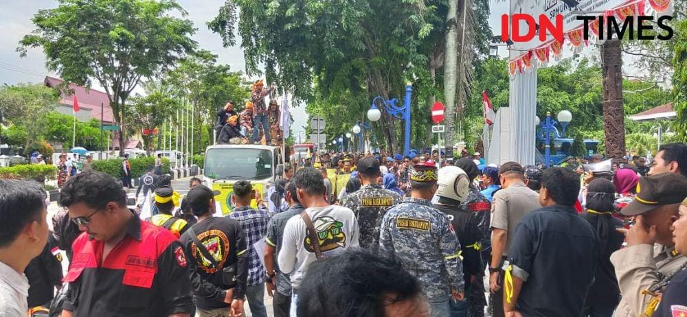 Massa Ormas berdemo di depan Kantor Wali Kota Balikpapan (9/12) menuntut Pertamina perkerjakan tenaga kerja lokal untuk proyek RDMP (IDN Times/Maulana)
