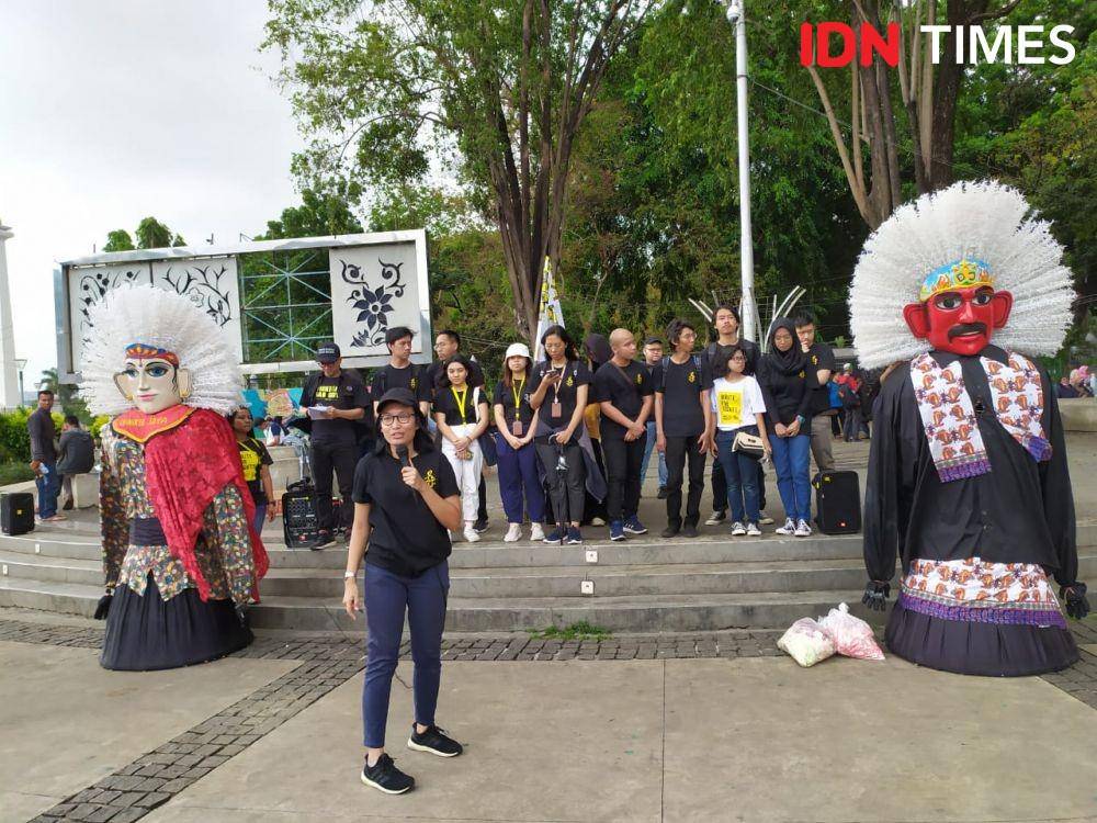 Amnesty International Indonesia menggelar aksi Pena dalam memperingati Hari HAM Sedunia. (IDN Times/Aldzah Fatimah Aditya)