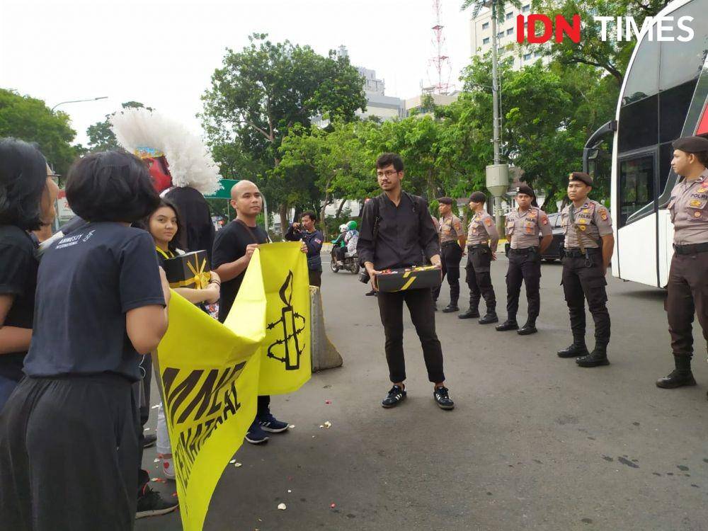 Aksi PENA oleh Amnesty International dalam menyambut Hari HAM Sedunia (IDN Times/Aldzah Fatimah Aditya)