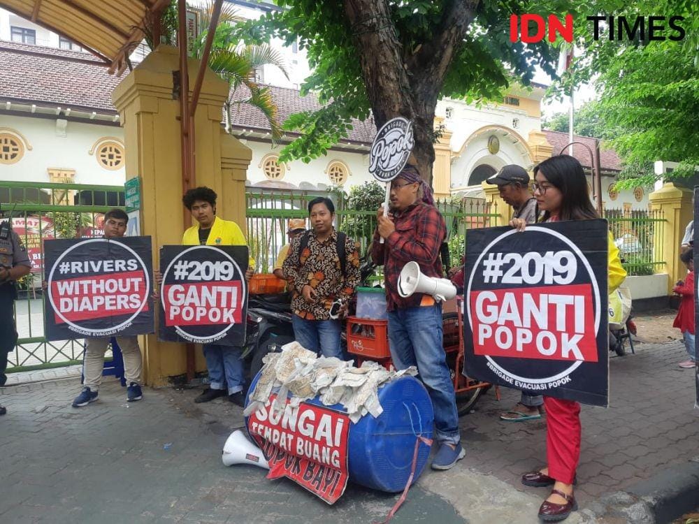 Ecoton gelar aksi terkait sidang putusan popok bayi Sungai Brantas di PN Surabaya, Selasa (10/12). IDN Times/Ardiansyah Fajar