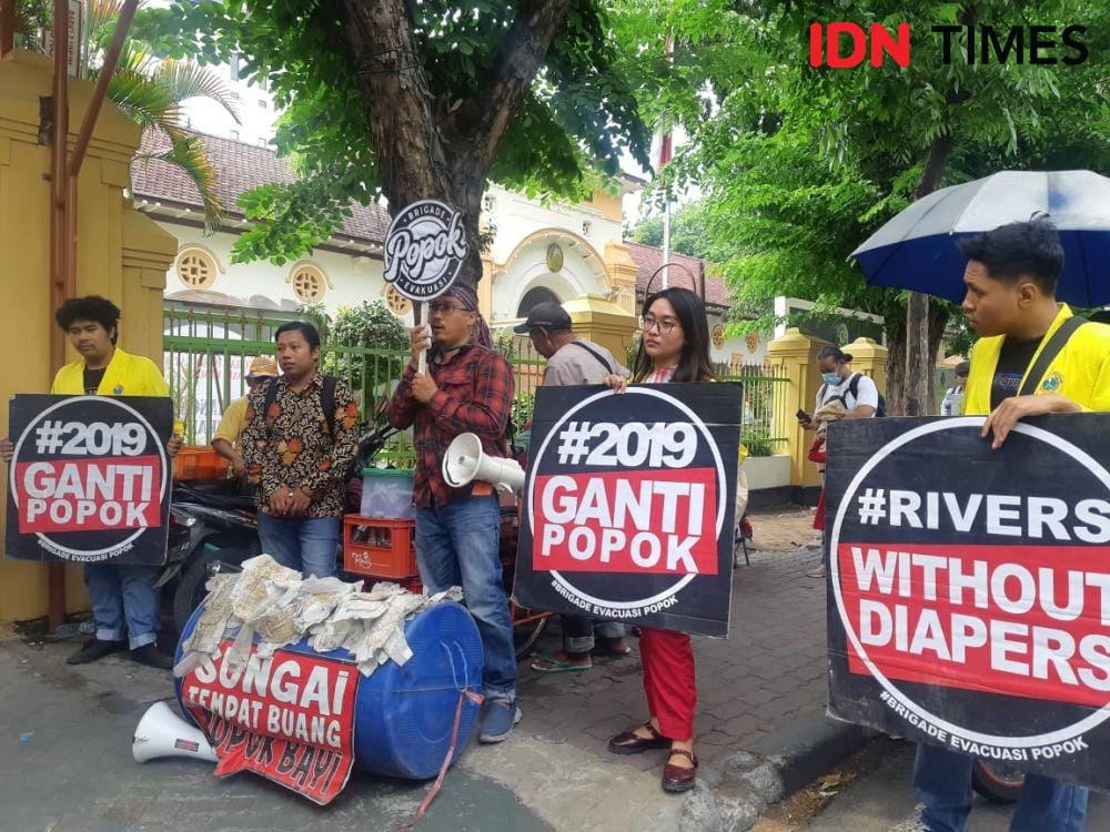 Ecoton gelar aksi terkait sidang putusan popok bayi Sungai Brantas di PN Surabaya, Selasa (10/12). IDN Times/Ardiansyah Fajar