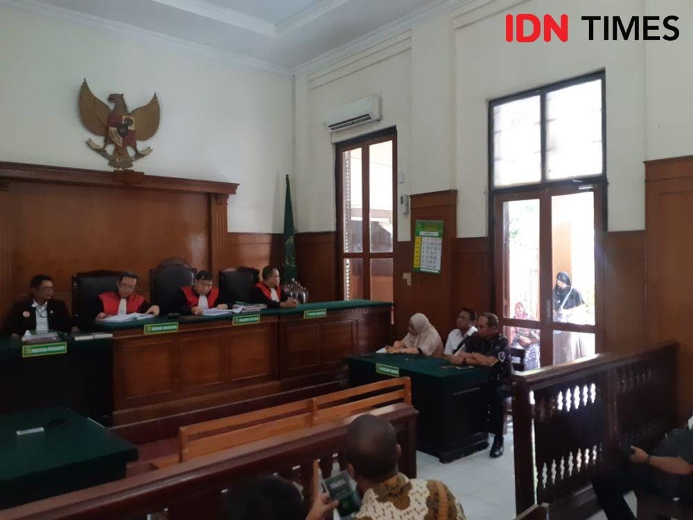 Sidang kasus pencemaran popok bayi Sungai Brantas di PN Surabaya, Selasa (10/12). IDN Times/Ardiansyah Fajar