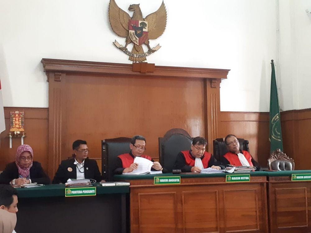 Sidang kasus pencemaran popok bayi Sungai Brantas di PN Surabaya, Selasa (10/12).IDN Times/Ardiansyah Fajar