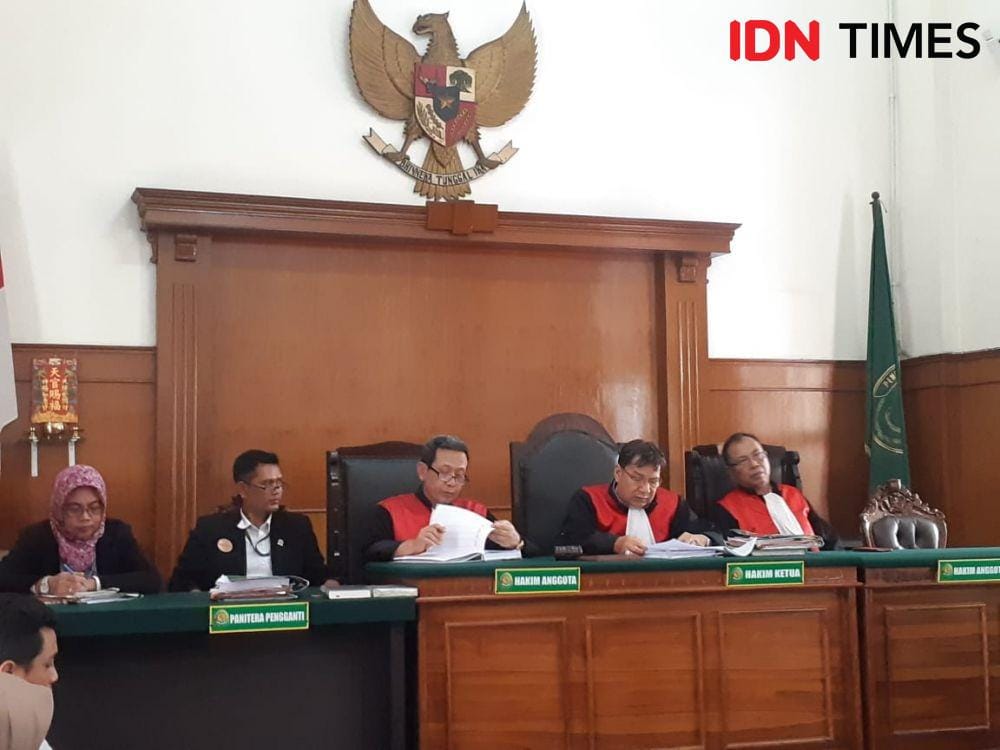 Sidang kasus pencemaran popok bayi Sungai Brantas di PN Surabaya, Selasa (10/12). IDN Times/Ardiansyah Fajar