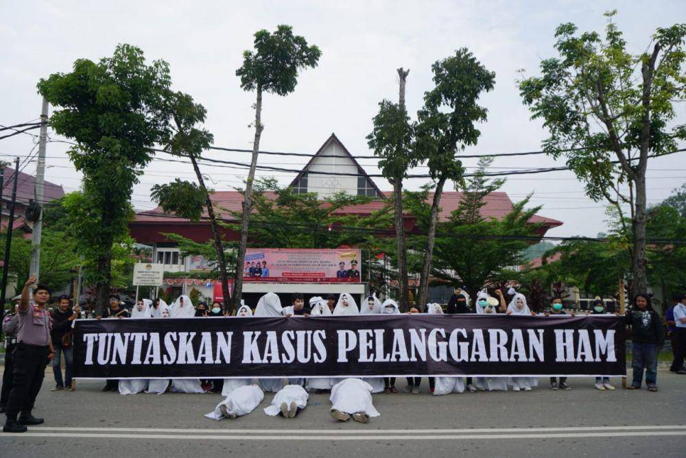Demonstrasi oleh sejumlah aktivis menuntut HAM dituntaskan (Dok. Aksi Kamisan Kaltim)