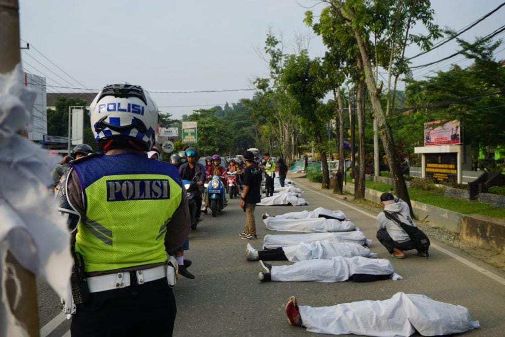 Demonstrasi oleh sejumlah aktivis seperti pocong dikawal ketat oleh aparat kepolisian (Dok. Aksi Kamisan Kaltim)