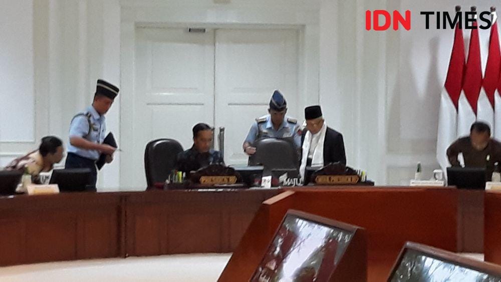 Presiden Jokowi memimpin rapat terbatas di Kantor Presiden, Jakarta Pusat, Selasa 10 Desember 2019 (IDN Times/Teatrika Handiko Putri)