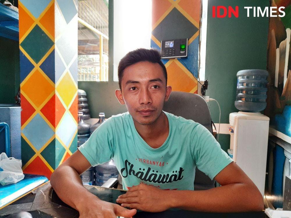 (Karlian, Petugas Pintu Air Manggarai) IDN Times/Gregorius Aryodamar P