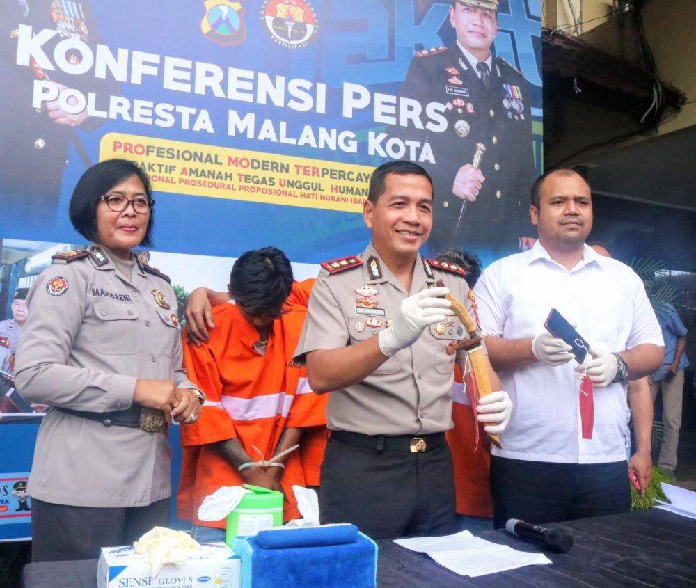 Kapolresta Malang Kota, AKBP Leonardus Simarmata menunjukkan Badik yang digunakan tersangka untuk melukai korban sebelum merampas handphone miliknya. IDN Times/ Alfi Ramadana
