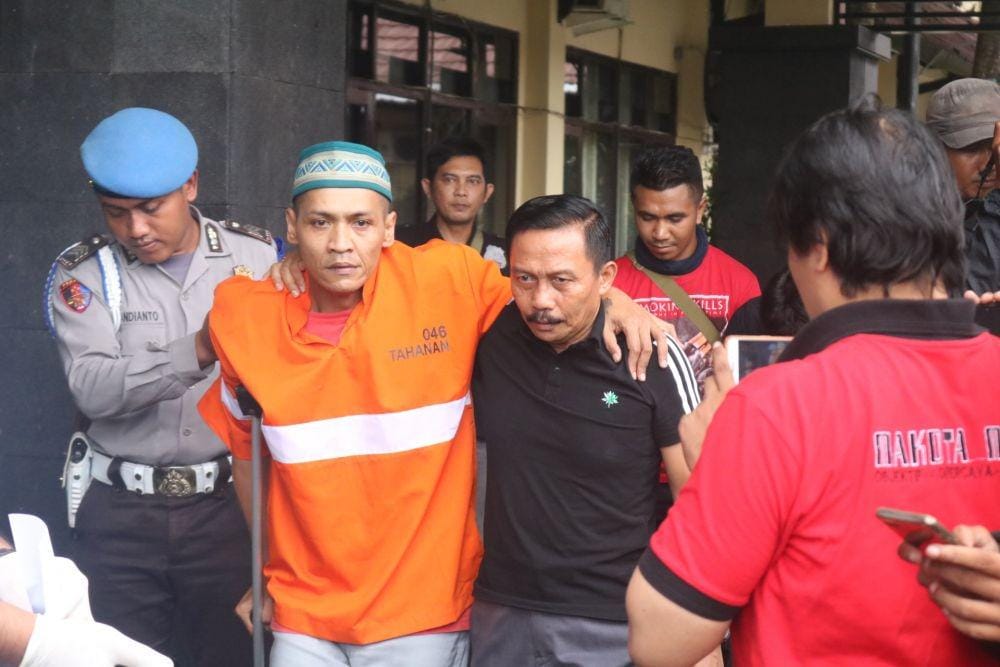 Polisi terpaksa menembak kaki pelaku karena melawan saat akan ditangkap. IDN Times/ Alfi Ramadana