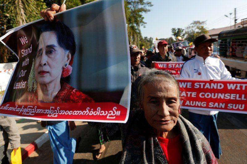 Warga berkumpul dalam reli mendukung Kanselir Negara Myanmar Aung San Suu Kyi sebelum ia menghadiri sebuah sidang di Pengadilan Internasional (ICJ) di Bago, Myanmar, pada 9 Desember 2019. ANTARA FOTO/REUTERS/Myat Thu Kyaw