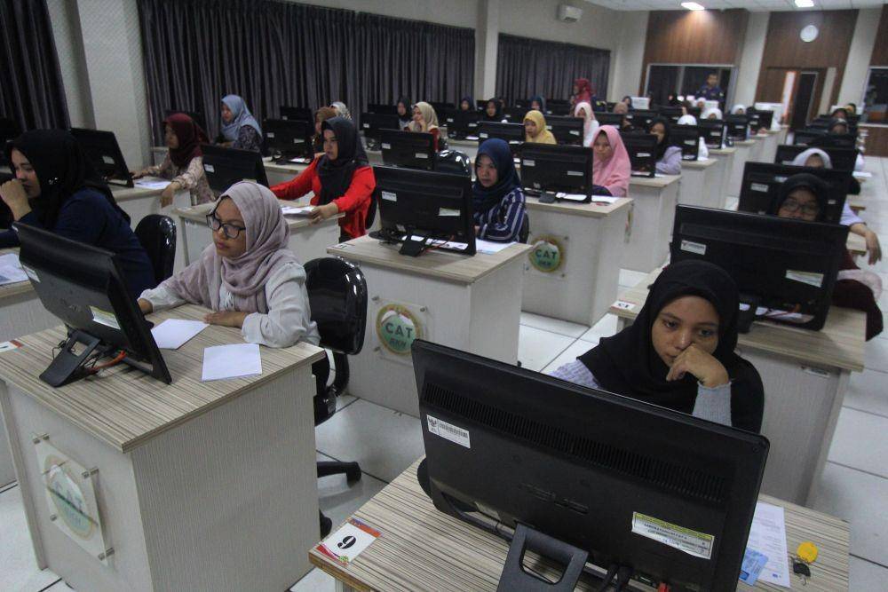 Sejumlah peserta calon pegawai negeri sipil mengikuti simulasi ujian berbasis computer assisted test (CAT) di Kantor Regional XII Badan Kepegawaian Negara di Kota Pekanbaru, Riau, (4/12). ANTARA FOTO/Aswaddy Hamid