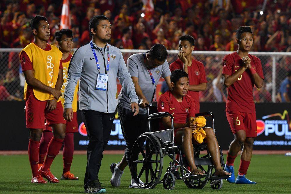 Sejumlah pemain Timnas U-22 Indonesia dan ofisial meninggalkan lapangan seusai kalah dari Timnas Vietnam dalam final sepak bola putra SEA Games 2019 di Stadion Rizal Memorial, Manila, Filipina, Selasa (10/12). ANTARA FOTO/Sigid Kurniawan/ama