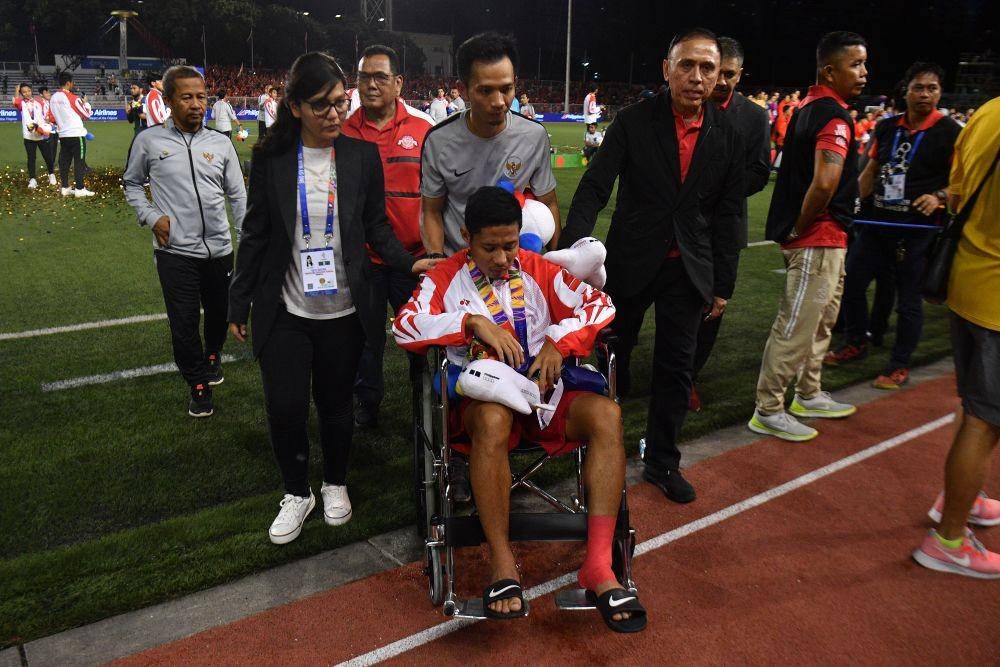 Pemain Timnas U-22 Indonesia Evan Dimas yang cedera seusai penyerahan medali sepak bola putra SEA Games 2019 di Stadion Rizal Memorial, Manila, Filipina, Selasa (10/12/2019). ANTARA FOTO/Sigid Kurniawan/pd.