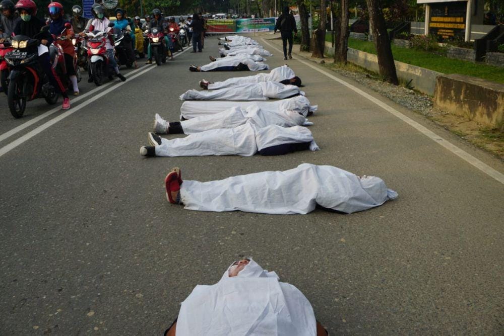 Demonstrasi oleh sejumlah aktivis seperti pocong menuntut HAM dituntaskan (Dok. Aksi Kamisan Kaltim)