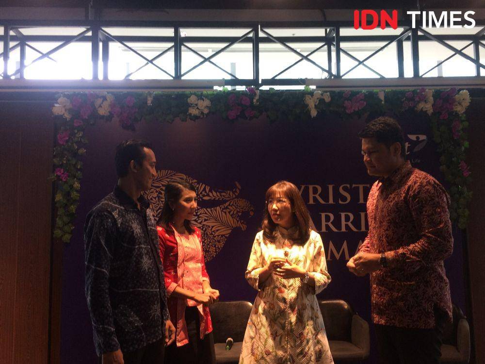 Ibu Anna Leonita sedang berbincang dengan para pengusung Avrist Warrior Woman. 10 Desember 2019. IDN Times/M. Tarmizi Murdianto