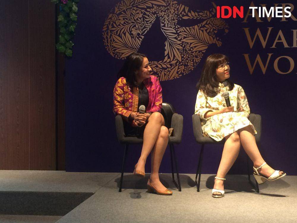 Ibu Anna Leonita dan Ibu Heera Syahir Karim Vasandani saat berada di panggung media talk show tentang Avrist Warrior Woman. 10 Desember 2019. IDN Times/M. Tarmizi Murdianto