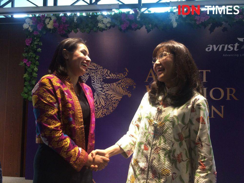 Ibu Anna Leonita dan Ibu Heera Syahir Karim Vasandani bersalaman usai membagikan tips menjadi ibu multiperan dalam Bincang Avrist Warrior Woman untuk Hari Ibu. 10 Desember 2019. IDN Times/M. Tarmizi Murdianto