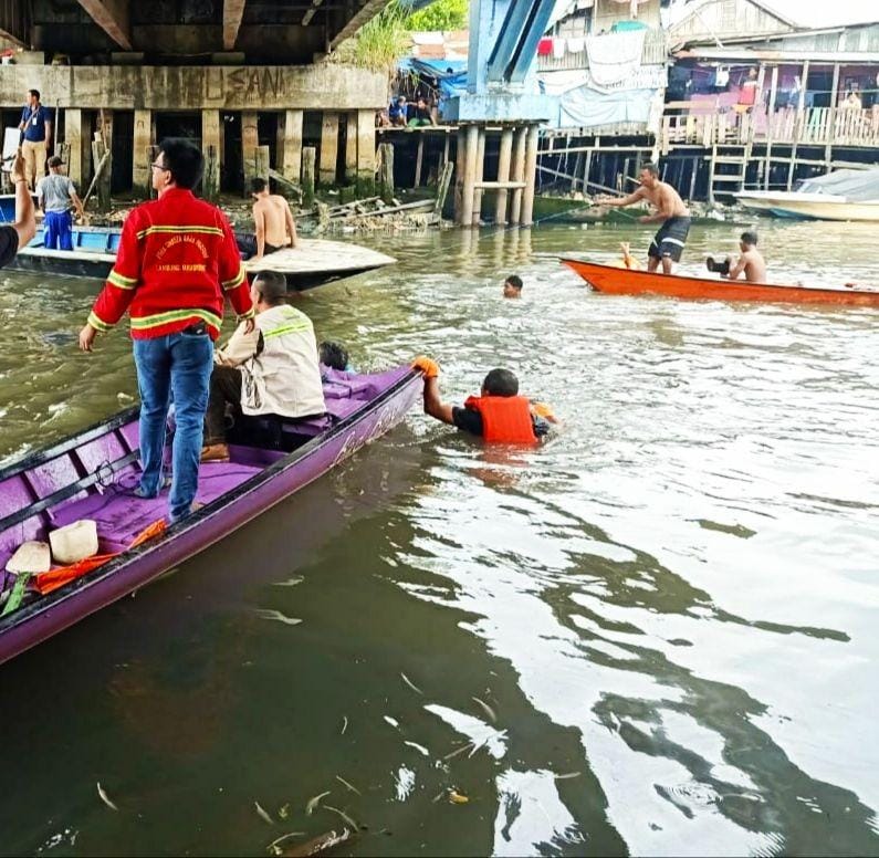 Warga saat melakukan pencarian anak tenggelam di SKM (Dok. Unit Siaga SAR Samarinda)