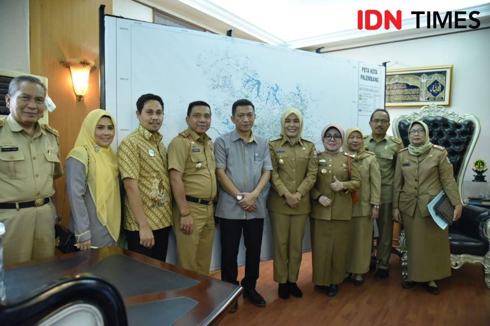 Foto bersama Wakil Wali Kota Palembang Fitrianti Agustinda usai rapat bersama Dinas Sosial Palembang di Ruang Pertemuan Kantor Wali Kota Palembang (IDN Times/Feny Maulia Agustin)