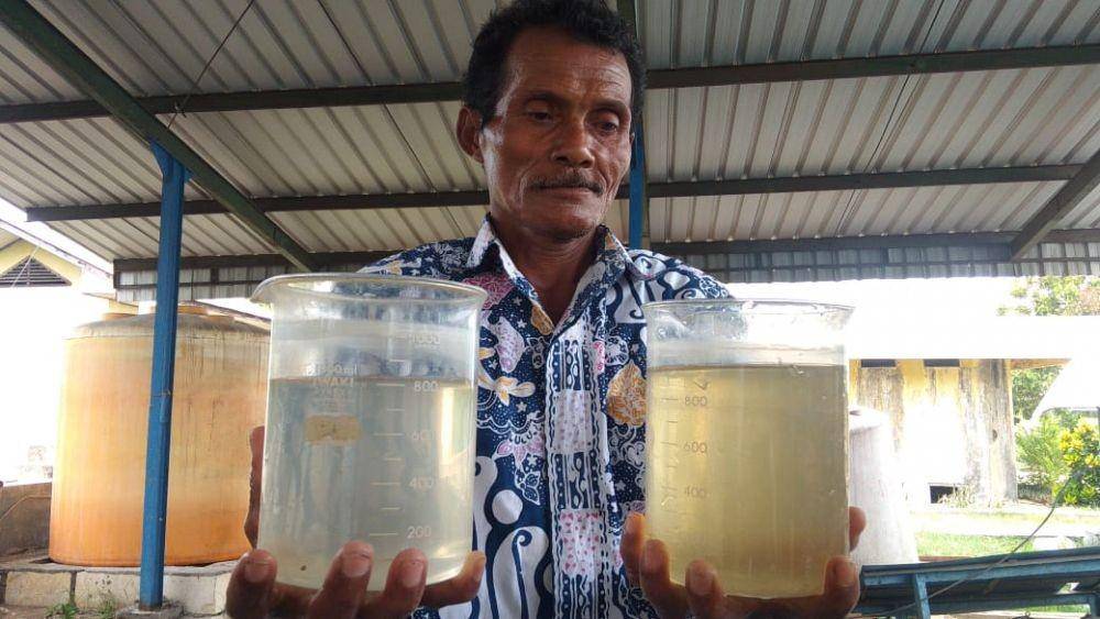 Petugas PDAM menunjukkan air yang sudah difilter dan yang masih proses penyaringan. IDN Times/Imron