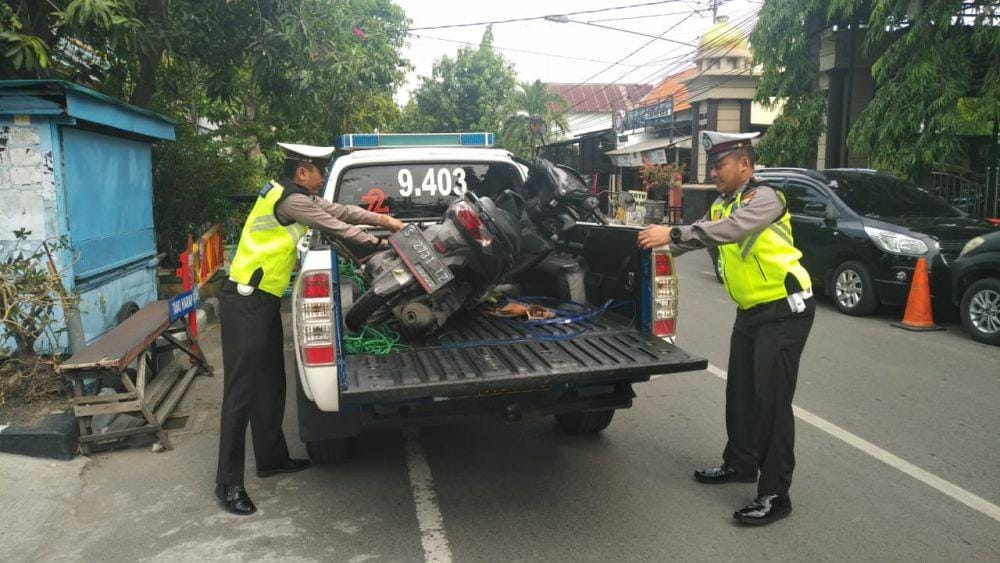 Petugas kepolisian Polres Lamongan mengevakuasi motor korban. IDN Times/Istimewa