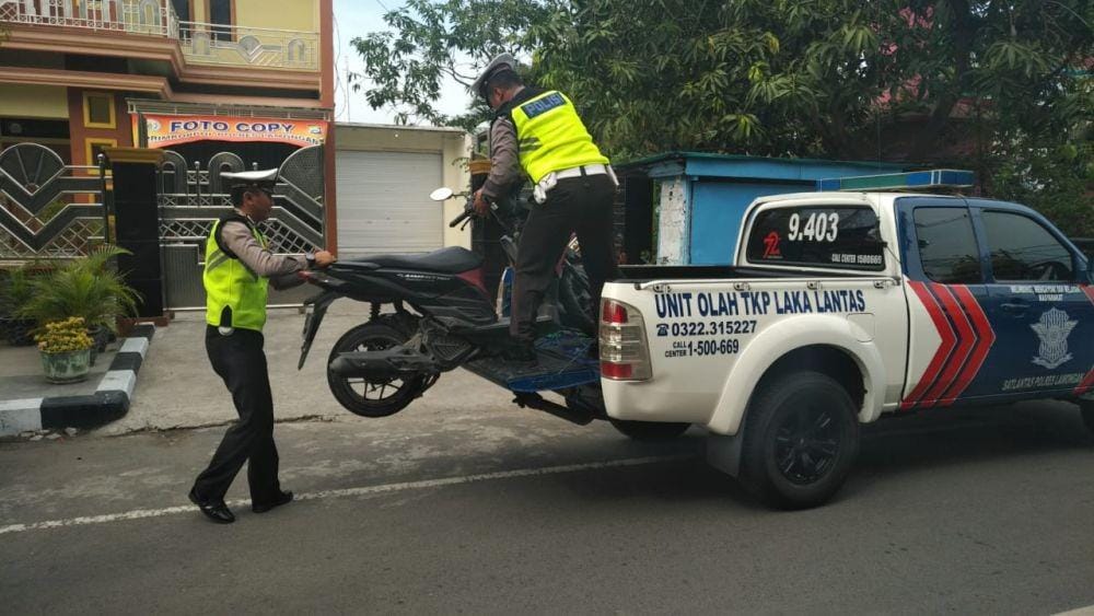 Petugas kepolisian Polres Lamongan mengevakuasi motor korban. IDN Times/Istimewa