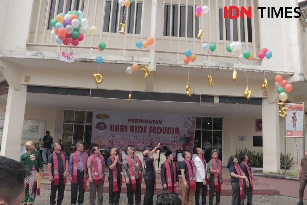 Pelepasan balon saat peringatan Hari AIDS sedunia di Rumah Sakit H Adam Malik Medan (IDN Times/Indah Permata Sari)