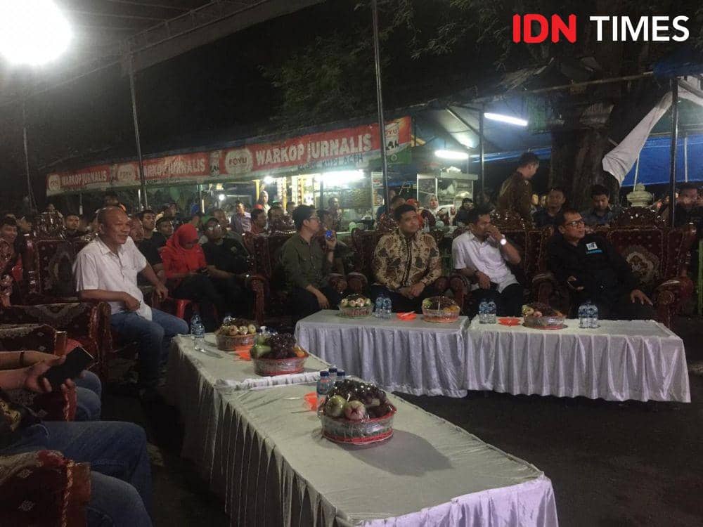 Bobby Nasution nonton bareng timnas di final SEA Games (IDN Times/Indah Permata Dari)
