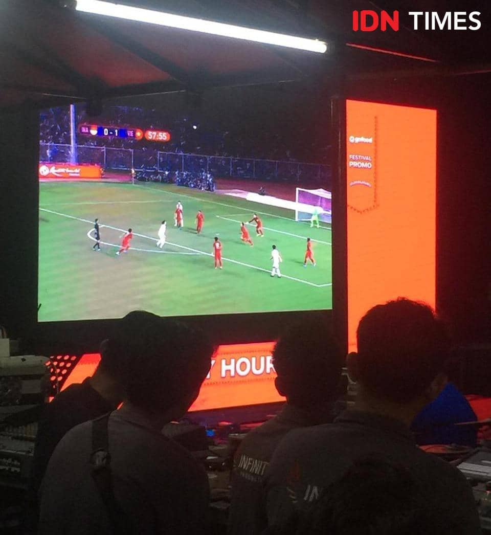 Suasana nonton bareng timnas di final SEA Games (IDN Times/Indah Permata Sari)