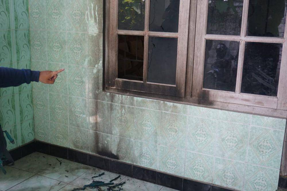 Jendela yang rusak akibat bom molotov di Gamping, Sleman, Rabu (11/12). IDN Times/Istimewa