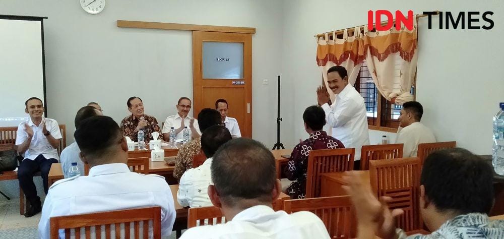Dewata Eka Putra (berdiri) kandidat bakal calon bupati Bantul dari Partai Gerindra. IDN Times/Daruwaskita