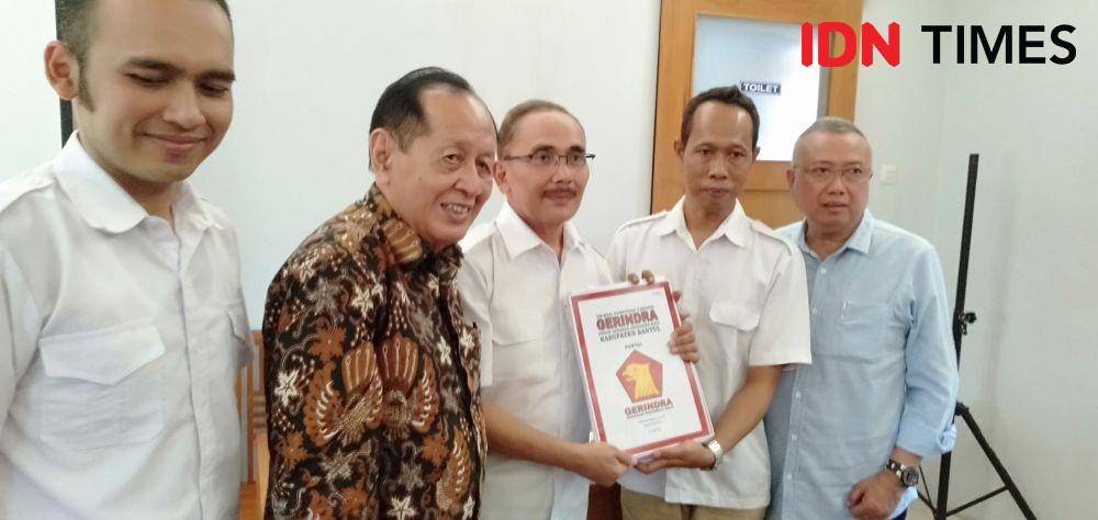Bupati Bantul Suharsono (kanan) bersama pengurus DPC Gerindra Bantul dan DPD Gerindra DIY. IDN Times /Daruwaskita
