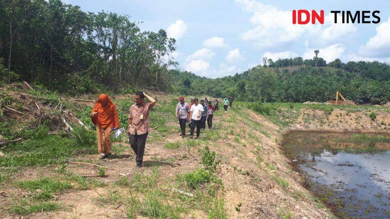 PDAM Danum Taka dan pejabat OPD saat meninjau perluasan Bendungan Sotek di Penajam (IDN Times/Ervan Masbanjar)