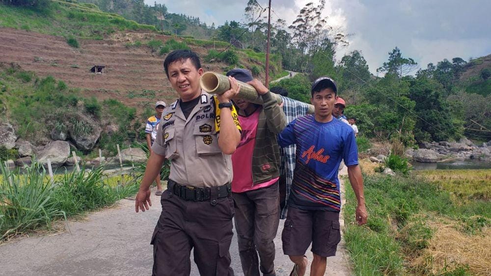 Korban tenggelam saat dievakuasi petugas Polsek Tombolopao dan warga setempat / Humas Polres Gowa