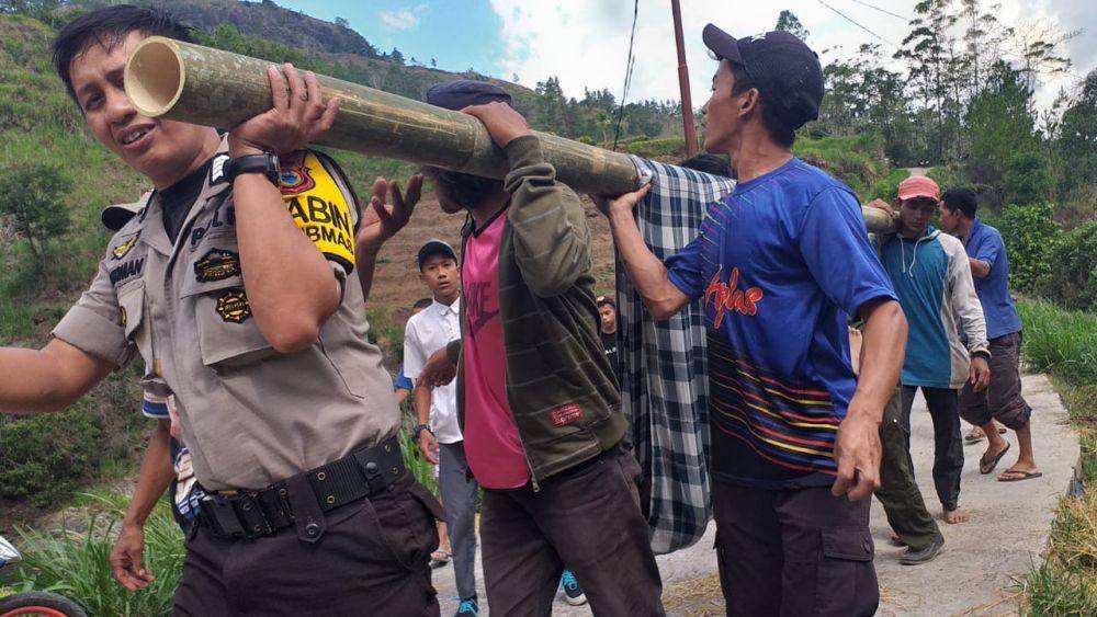 Korban tenggelam saat dievakuasi petugas Polsek Tombolopao dan warga setempat/Humas Polres Gowa