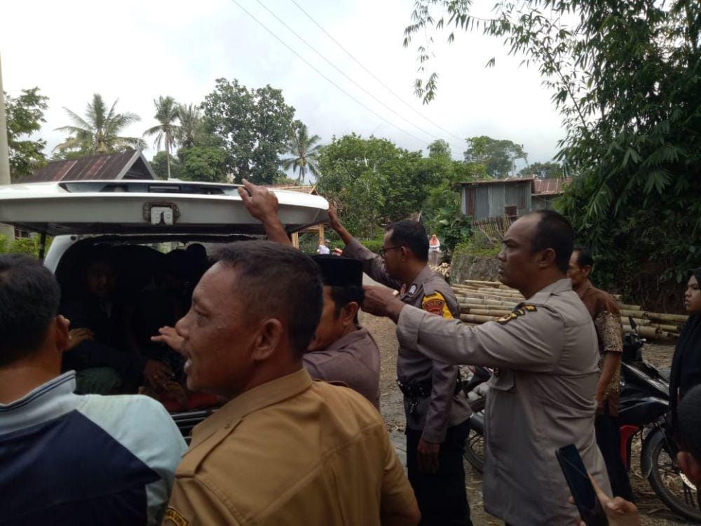 Korban tenggelam saat dievakuasi petugas Polsek Tombolopao dan warga setempat / Humas Polres Gowa