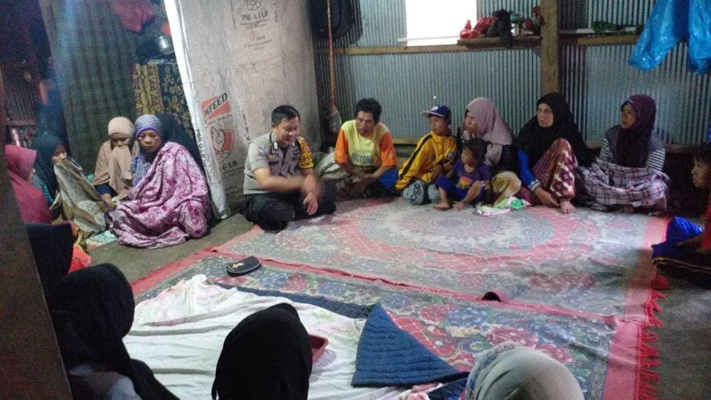 Personel Polsek Tombolopao melayat ke rumah duka remaja yang tenggelam di sungai di Gowa / Humas Polres Gowa