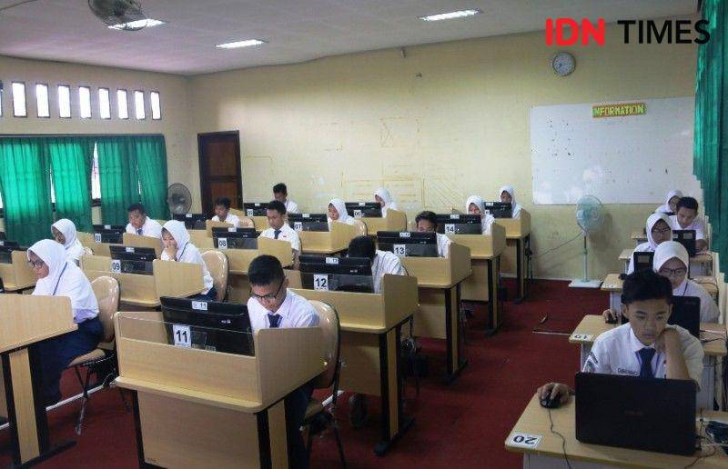 Ilustrasi pelaksaan UNBK SMP (IDN Times/Ervan Masbanjar)