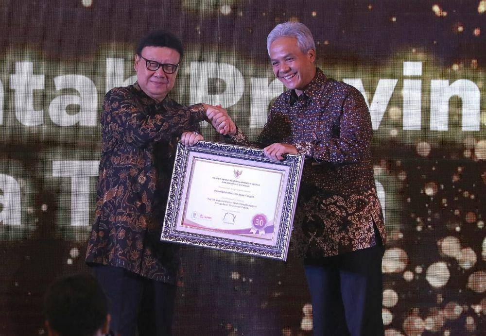 Pemberian penghargaan kepada Ganjar Pranowo di Hotel Le Meridien Jakarta, Senin (9/12). Dok. Pemprov Jateng