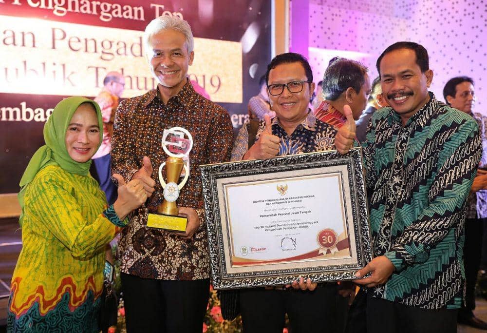 Pemberian penghargaan kepada Ganjar Pranowo di Hotel Le Meridien Jakarta, Senin (9/12). Dok. Pemprov Jateng