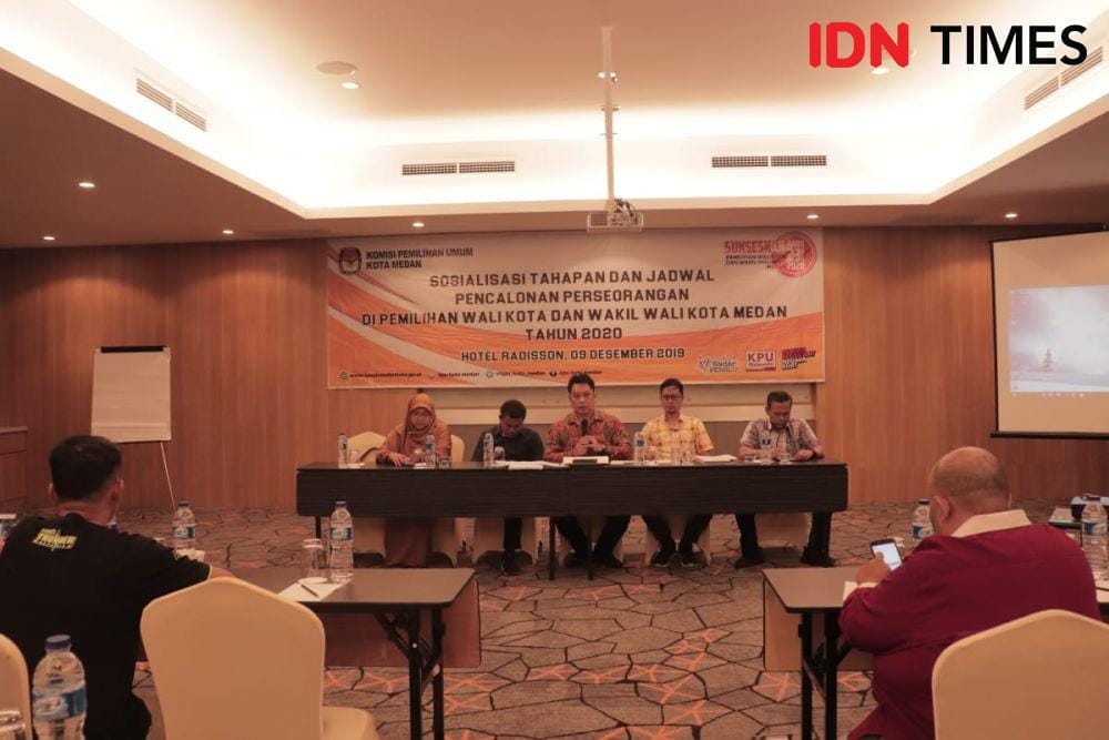 sosialisasi tahapan program dan jadwal calon perseorangan pemilihan Wali Kota dan Wakil Wali Kota Medan Pilkada 2020, di Hotel Radisson. Senin (9/12). (IDN Times/Yurika Febrianti)
