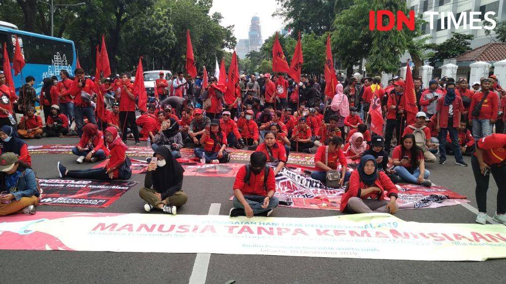 Demo dalam rangka peringatan Hari HAM Sedunia di dekat Istana Merdeka oleh mahasiswa dan buruh. (IDN Times/Helmi Shemi)