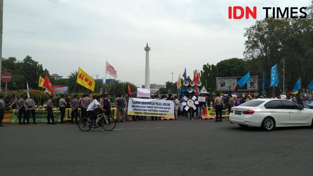 Demo dalam rangka peringatan Hari HAM Sedunia di dekat Istana Merdeka oleh mahasiswa dan buruh. (IDN Times/Helmi Shemi)