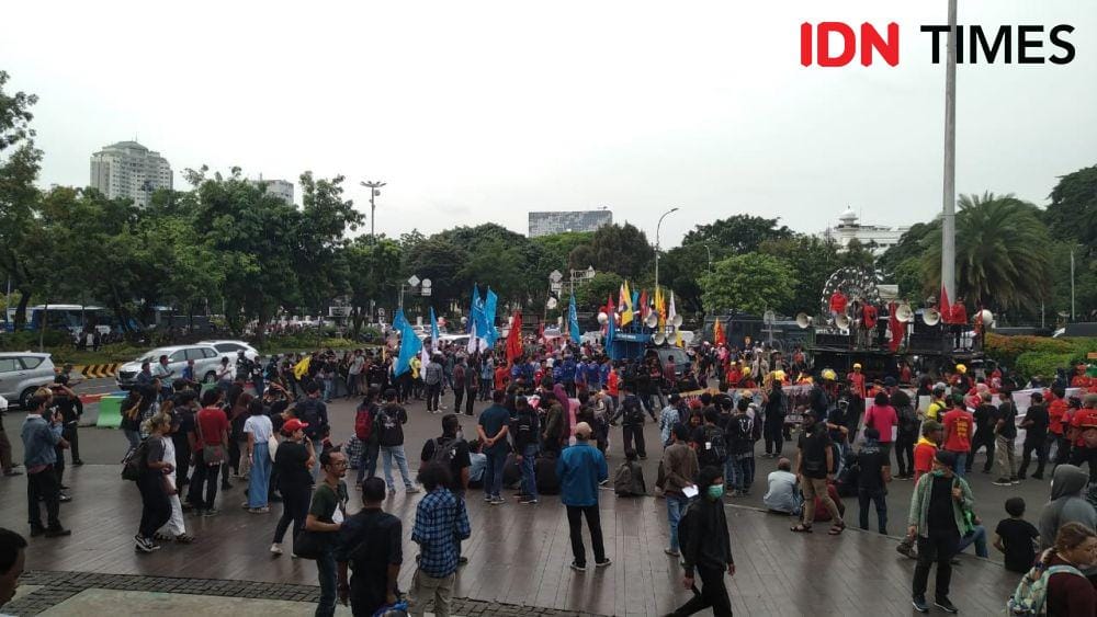 Demo dalam rangka peringatan Hari HAM Sedunia di dekat Istana Merdeka oleh mahasiswa dan buruh. (IDN Times/Helmi Shemi)